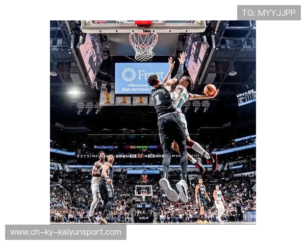 NBA球星背扣致胜，篮筐差点被他扯下来