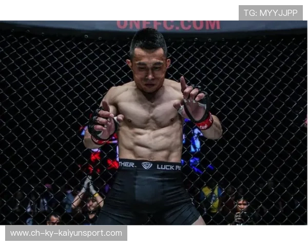 UFC拳手怒扛重击继续前压——硬汉精神的无畏展现