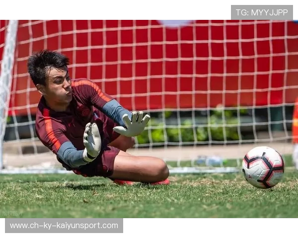 边路冲击点与对方防线弱点分析：制胜的关键战术揭秘